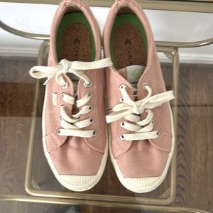 Cariuma blush canvas sneakers—barely worn
